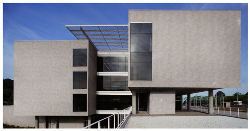 Matimex presents in Habitat Futura magazine a ventilated facade with 300cmx150cm tiles.